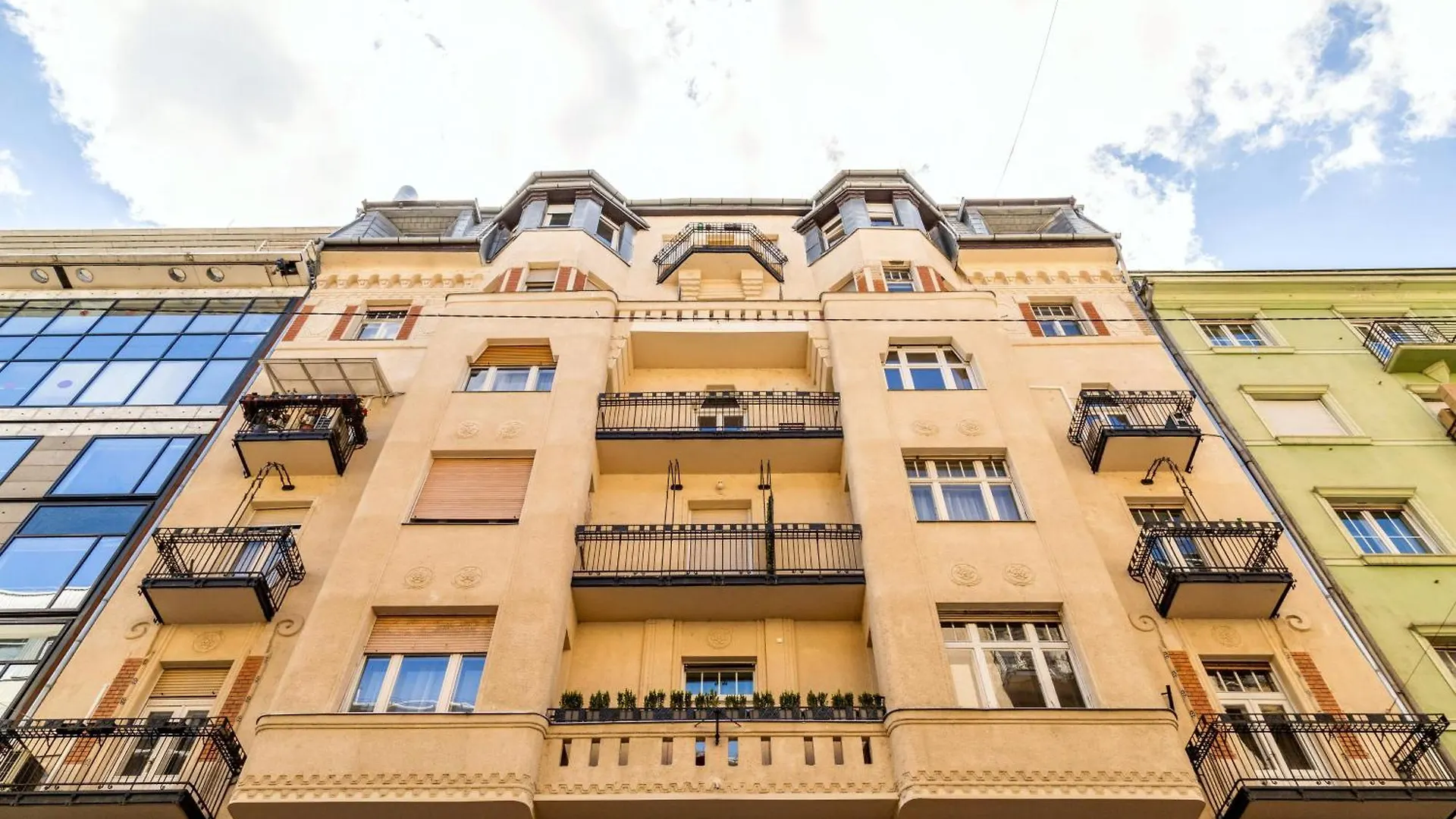 Black And White Suites - Find Your Rhythm Budapest