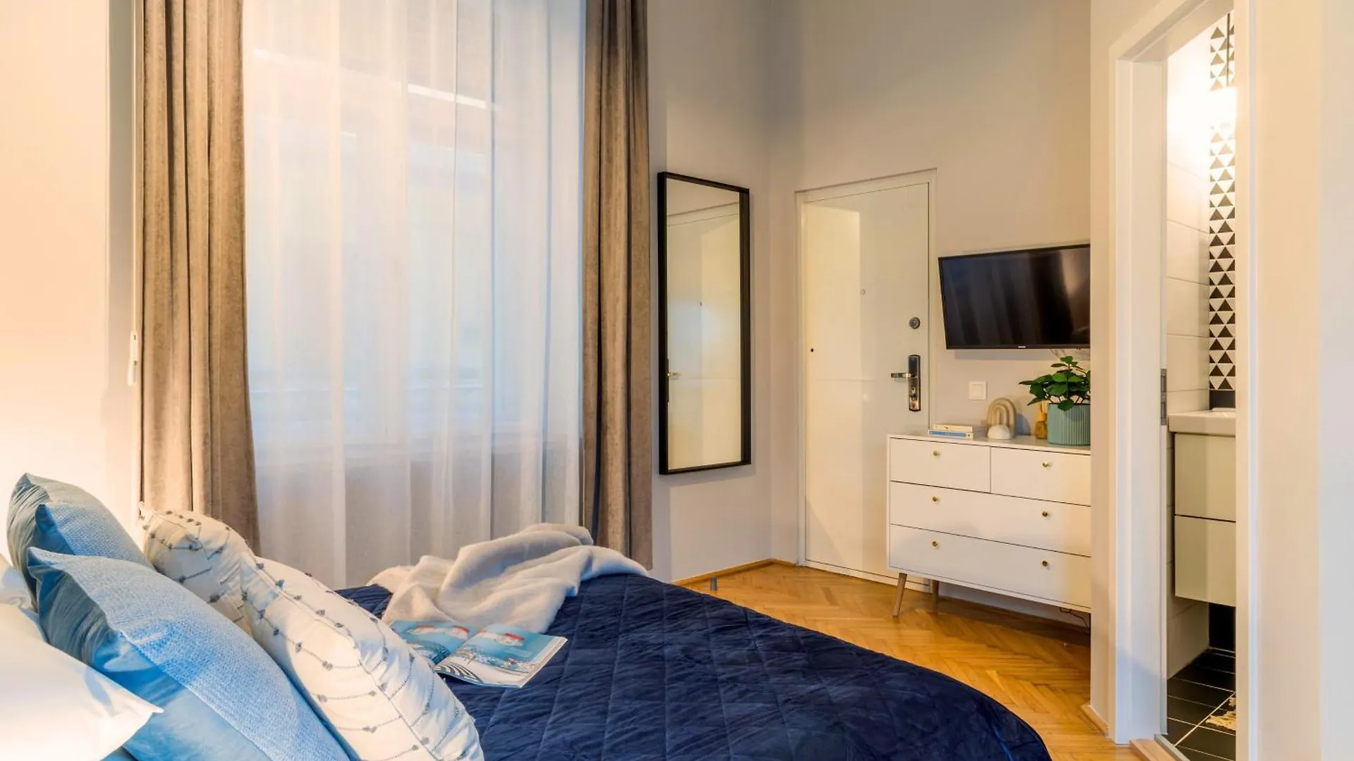 Black And White Suites - Find Your Rhythm Budapest Apartment