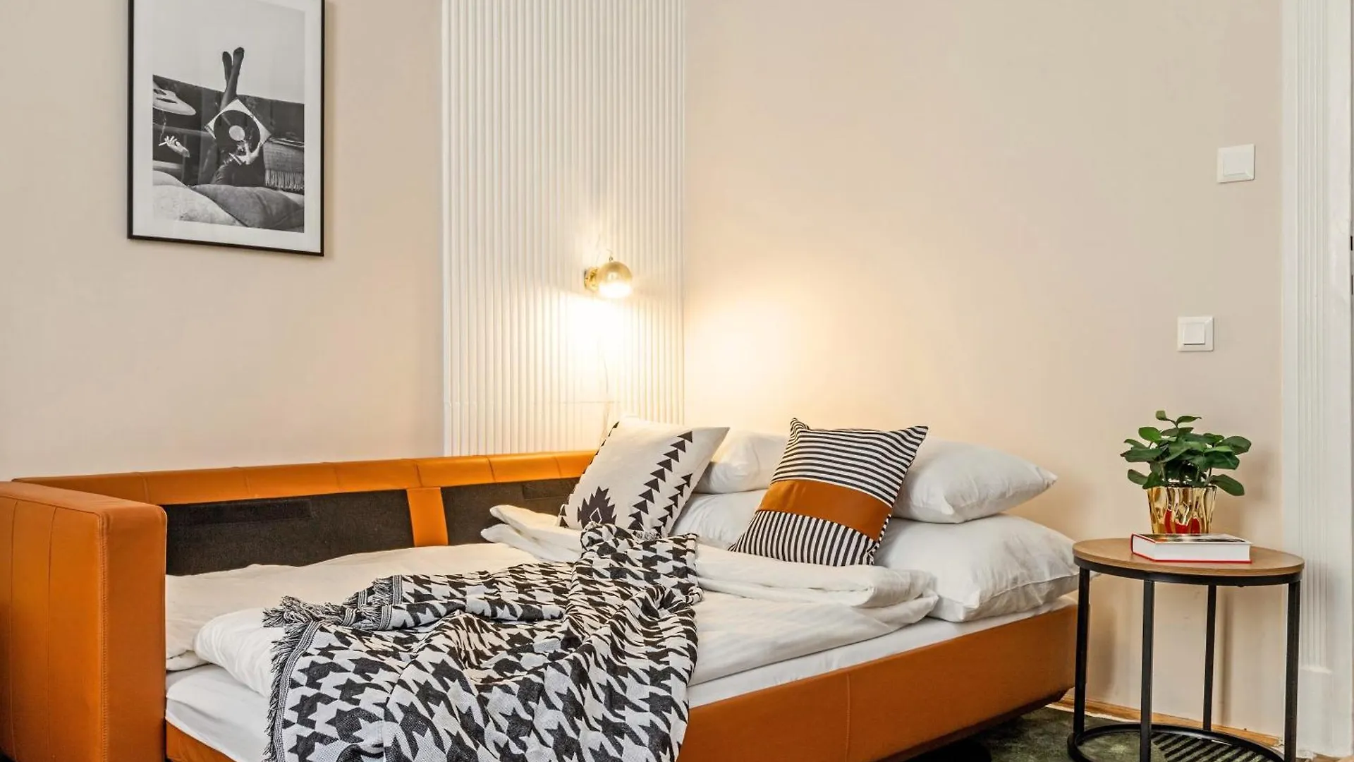 Apartment Black And White Suites - Find Your Rhythm Budapest