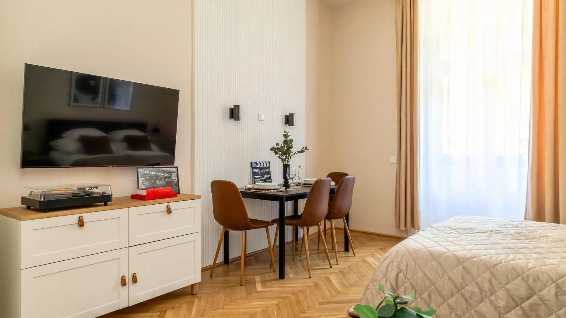 Black And White Suites - Find Your Rhythm Budapest Apartment